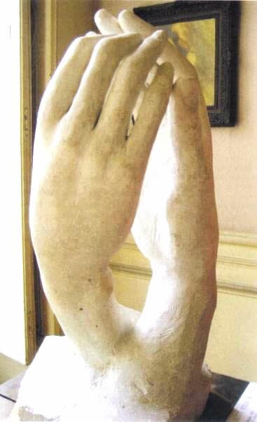 В скульптуре «Собор» Огюст Роден представил заостренные нефы храма в виде пары соприкосающихся рук.